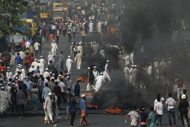 Thousands demonstrate in bangladesh